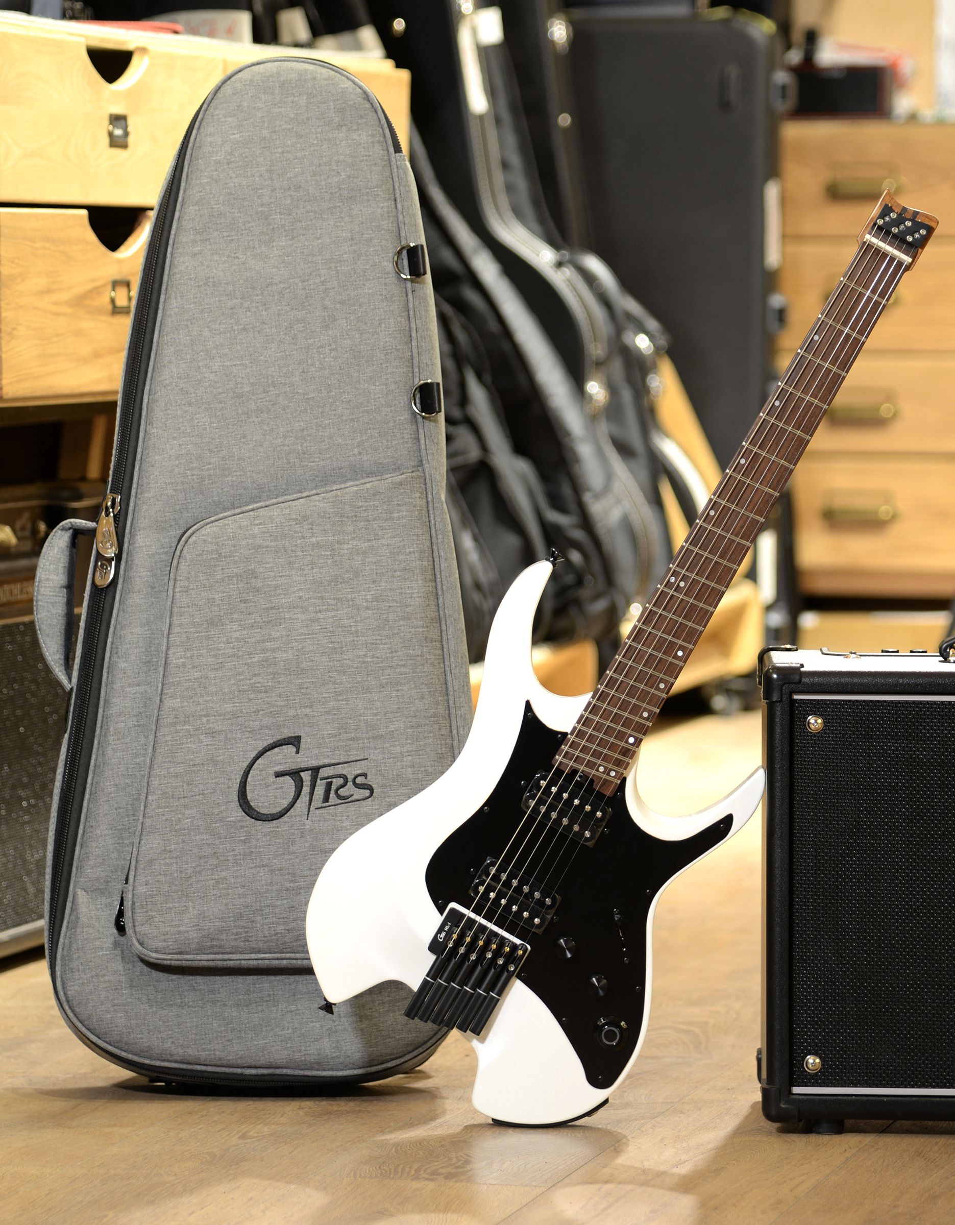 Электрогитара Mooer GTRS W800 Pearl White - купить в "Гитарном Клубе"