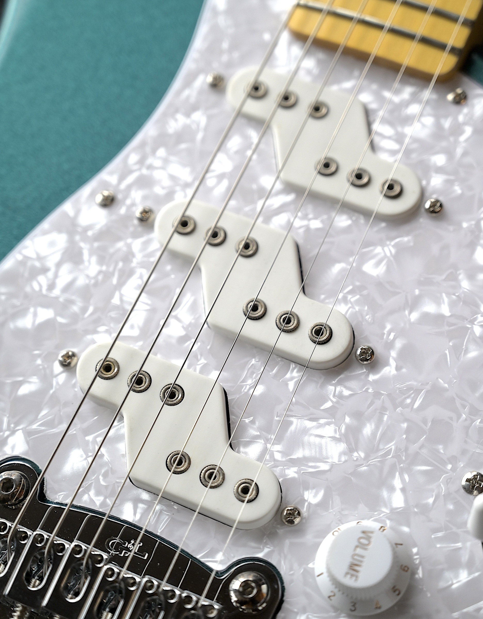 Электрогитара G&L Tribute Comanche Emerald Blue MP Poplar - купить в "Гитарном Клубе"