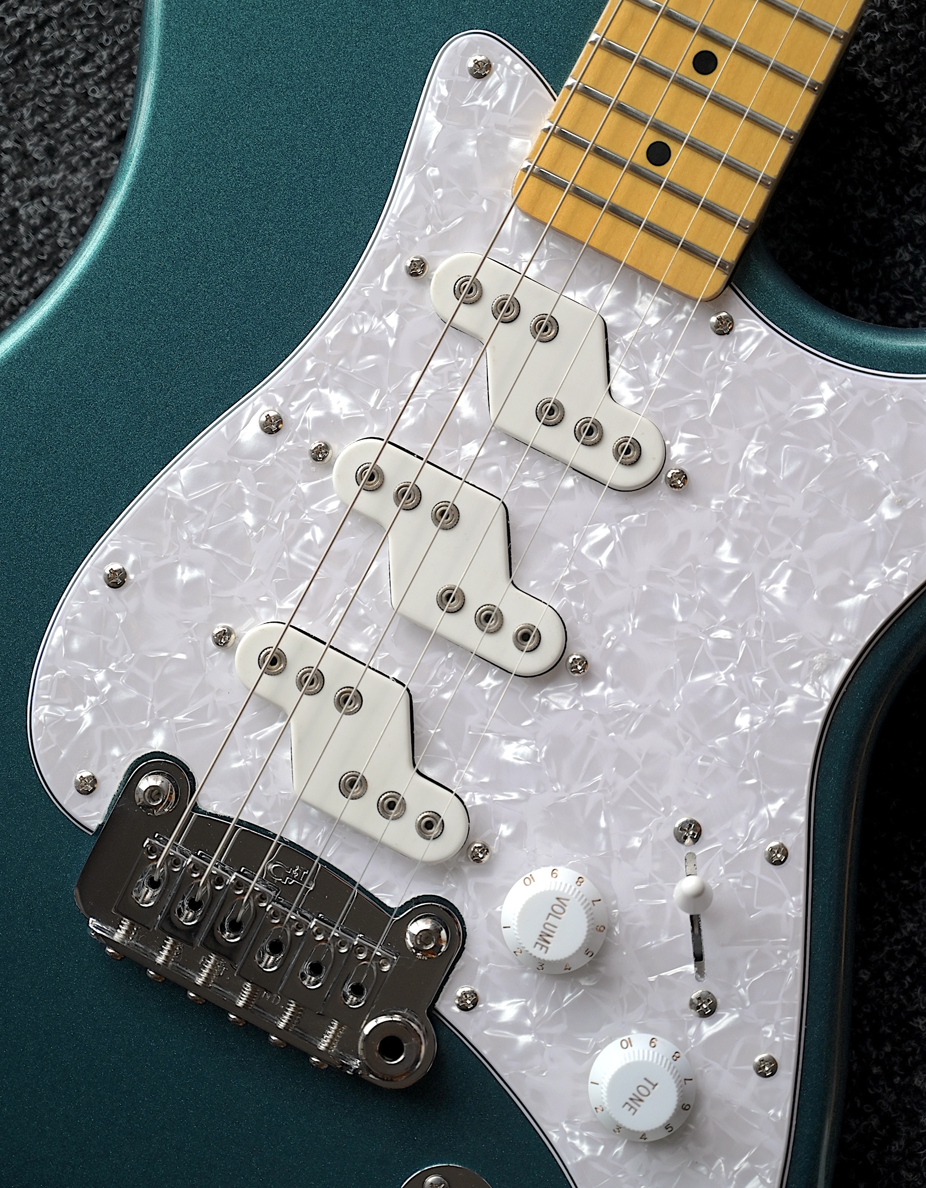 Электрогитара G&L Tribute Comanche Emerald Blue MP Poplar - купить в "Гитарном Клубе"