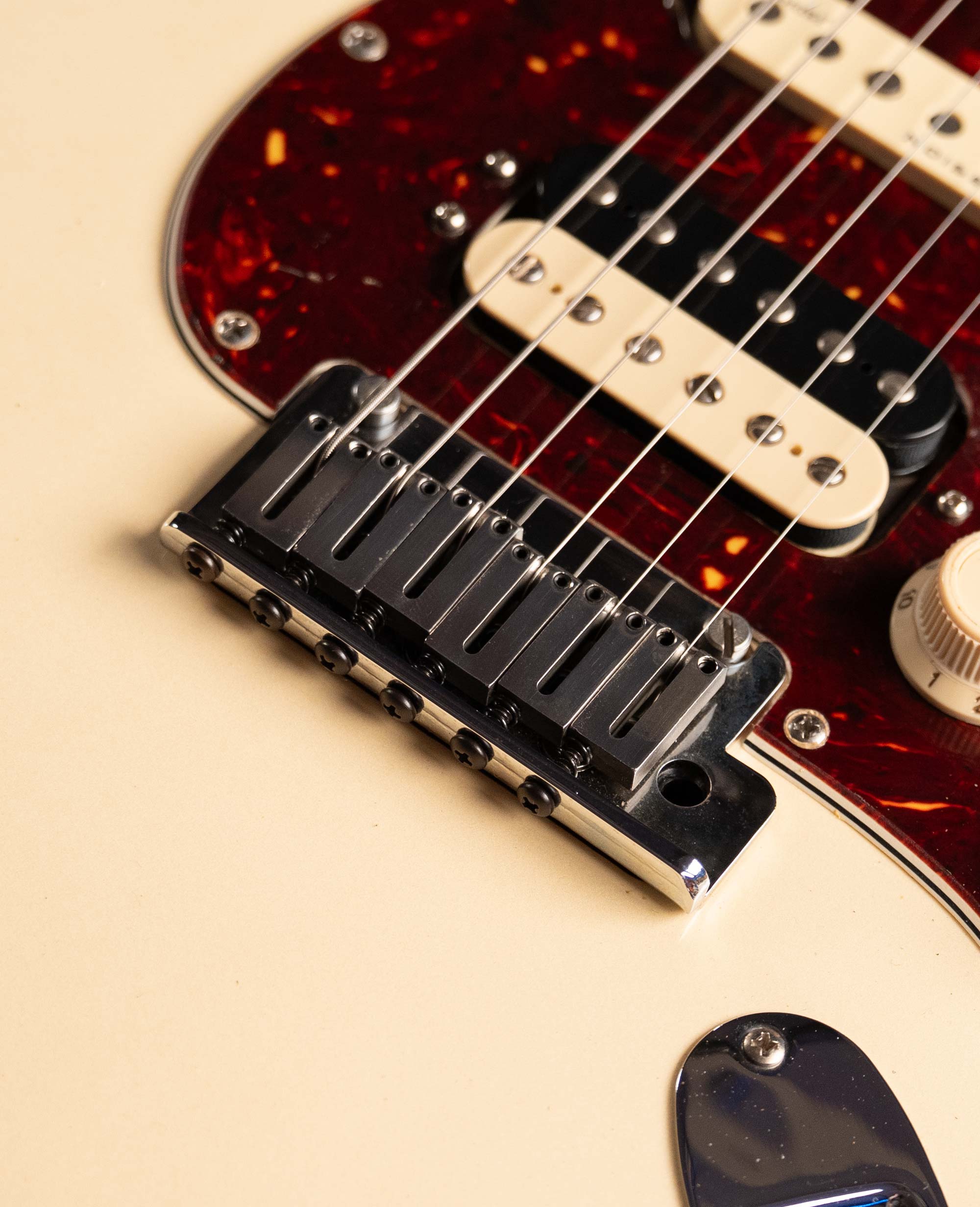 Электрогитара Fender Stratocaster Elite HSS Olympic White - купить в "Гитарном Клубе"