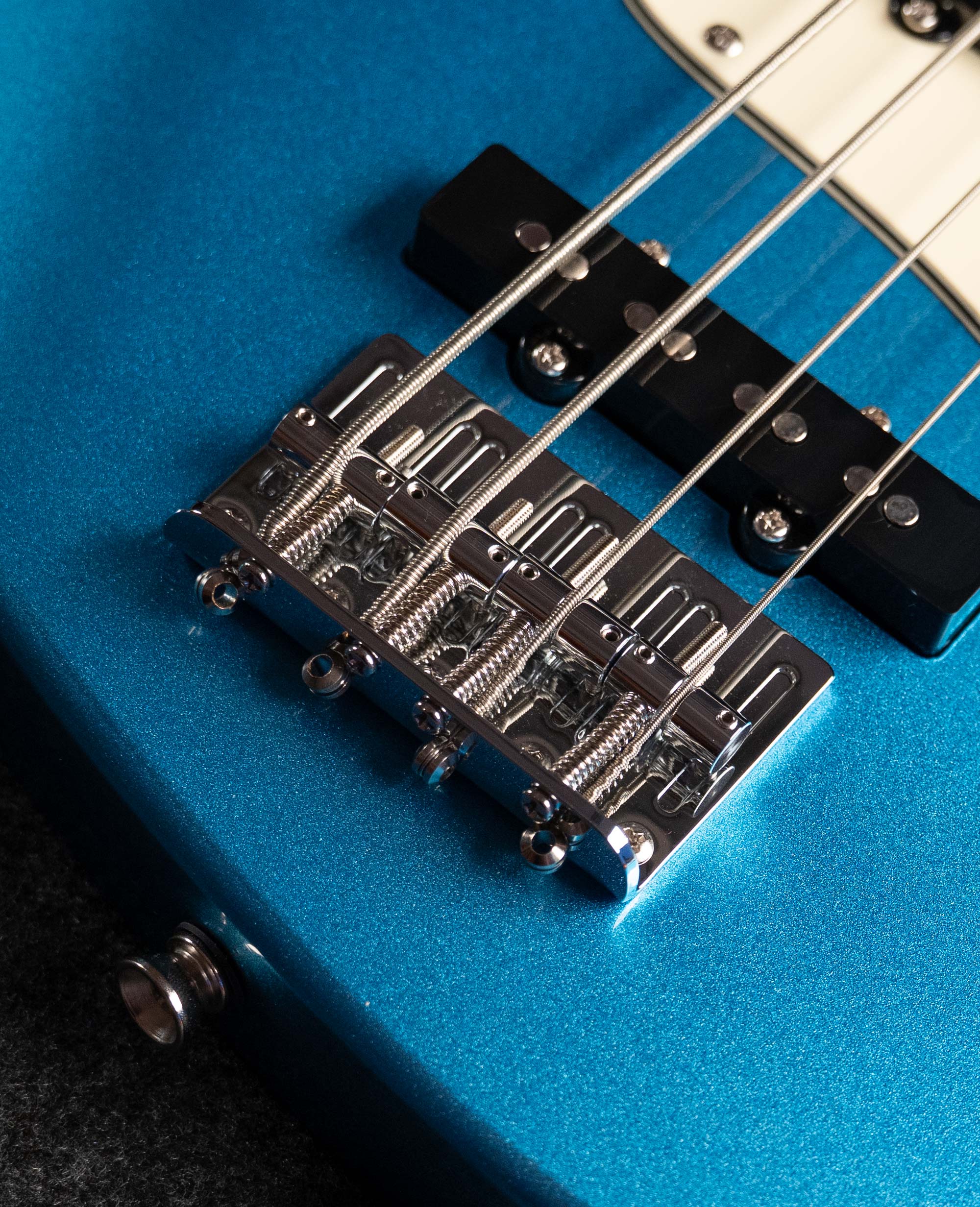 Бас-гитара уменьшенная Flight Mini JB LPB - купить в "Гитарном Клубе"