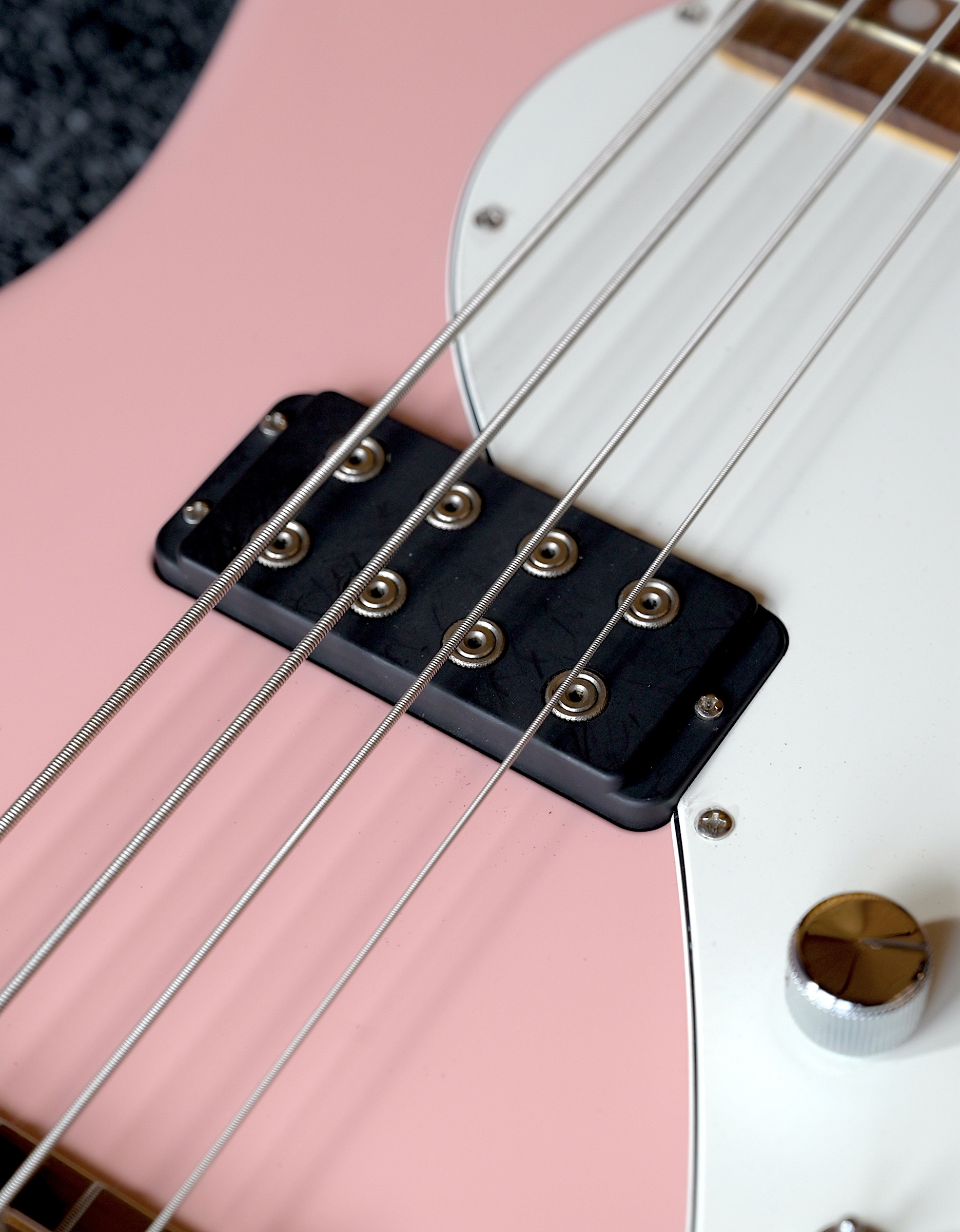 Бас-гитара G&L FD Fallout Shortscale Bass Shell Pink CR - купить в "Гитарном Клубе"