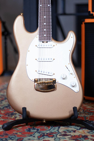Электрогитара Music Man Cutlass, Malibu Gold - купить в "Гитарном Клубе"