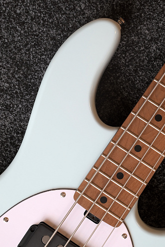 Бас-гитара Sterling StingRay RAY34HH-DBL, Daphne Blue - купить в "Гитарном Клубе"