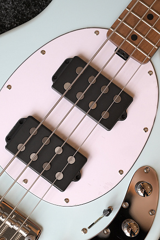 Бас-гитара Sterling StingRay RAY34HH-DBL, Daphne Blue - купить в "Гитарном Клубе"