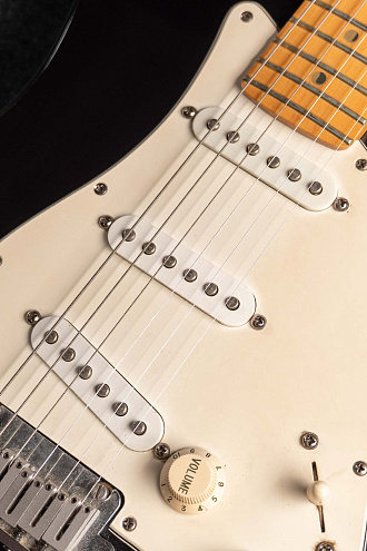 Электрогитара Fender American Standard Stratocaster Black, 1995 - купить в "Гитарном Клубе"