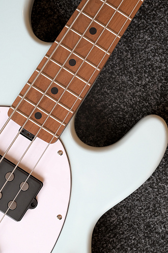 Бас-гитара Sterling StingRay RAY34HH-DBL, Daphne Blue - купить в "Гитарном Клубе"