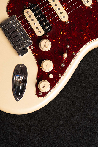 Электрогитара Fender Stratocaster Elite HSS Olympic White - купить в "Гитарном Клубе"